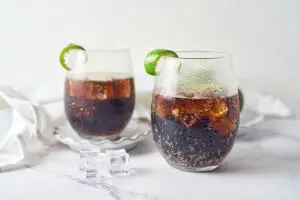 cola in doua pahare